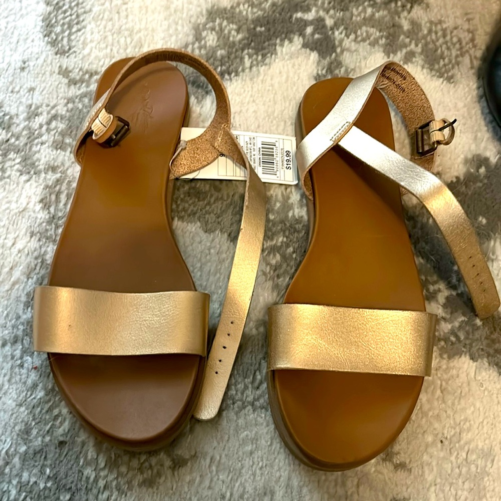 New. Never worn. Sandals.